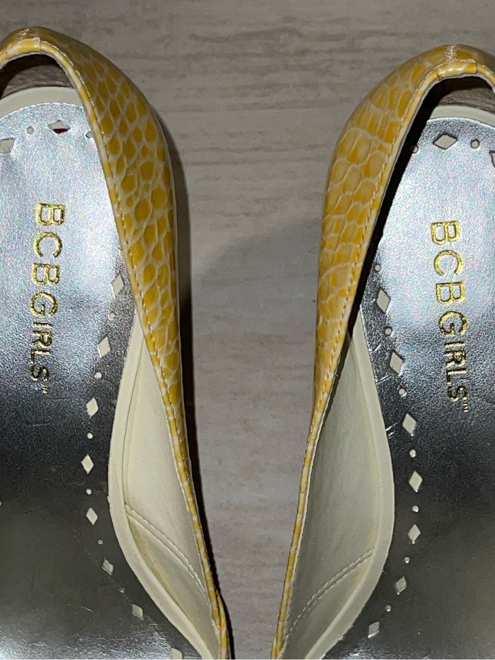 BCBGMaxazria Y2K Yellow Animal Print Croc-Embossed Pointed Toe Pumps - Picture 4 of 9